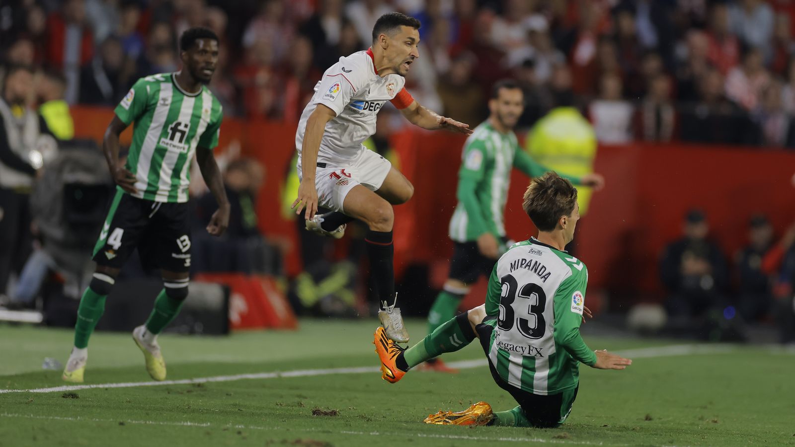 Miranda le hace la entrada de Jesús Navas que significó su expulsión.