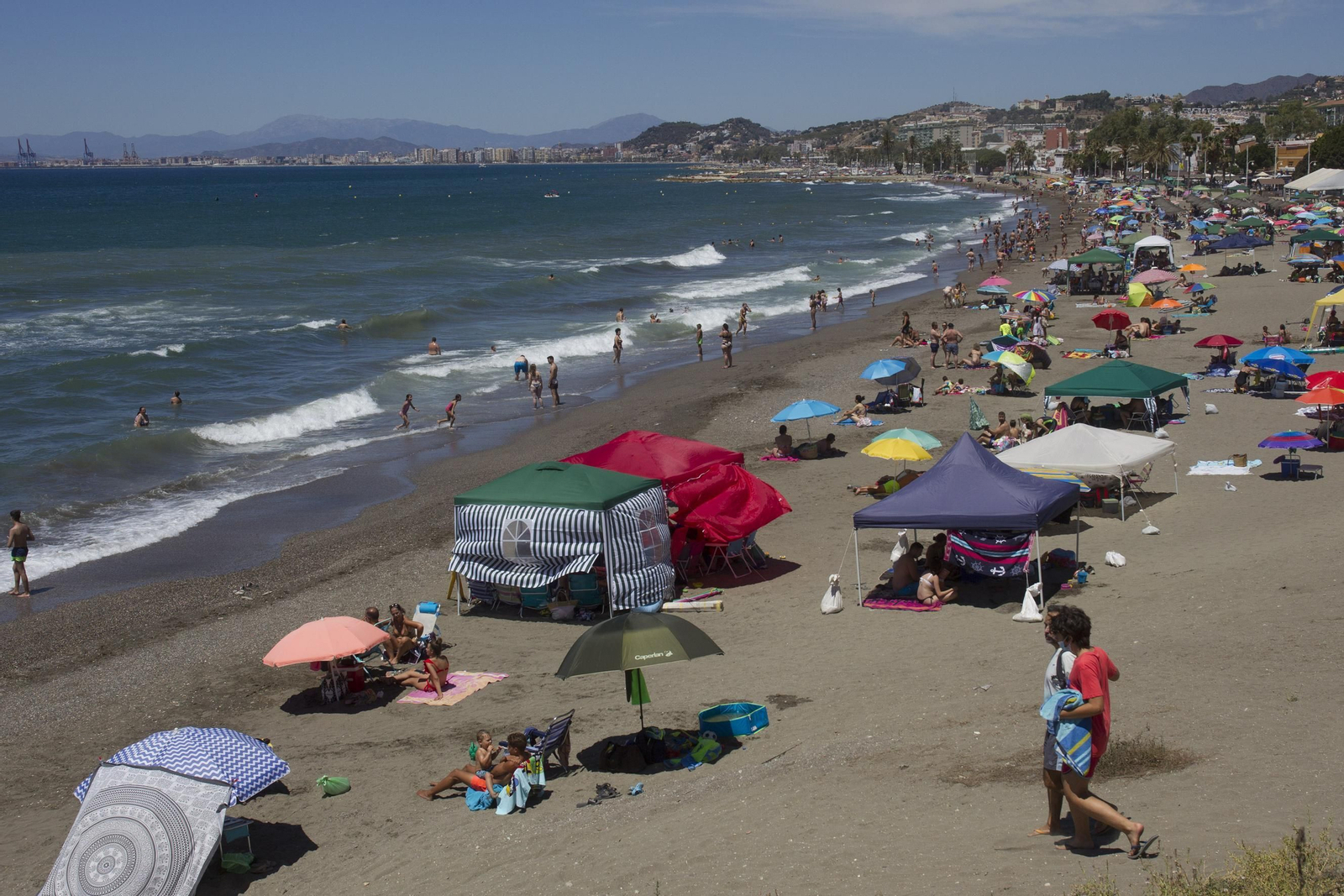 Lleno absoluto este domingo en las playas malagueñas, en fotos