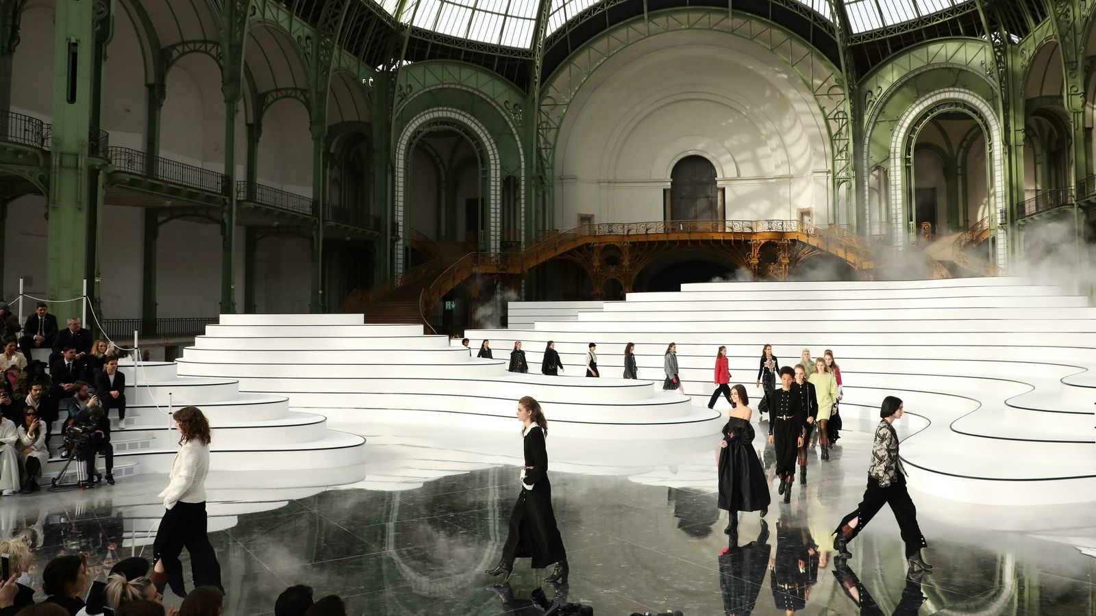 Panorámica del desfile de Chanel en en el Grand Palais de París.