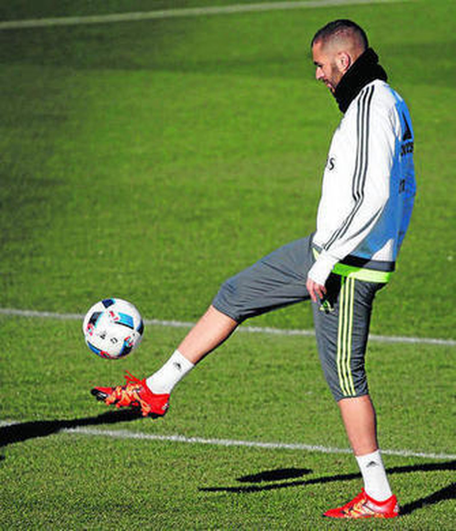 Benzema se ejercita en la previa del partido ante el Cádiz.