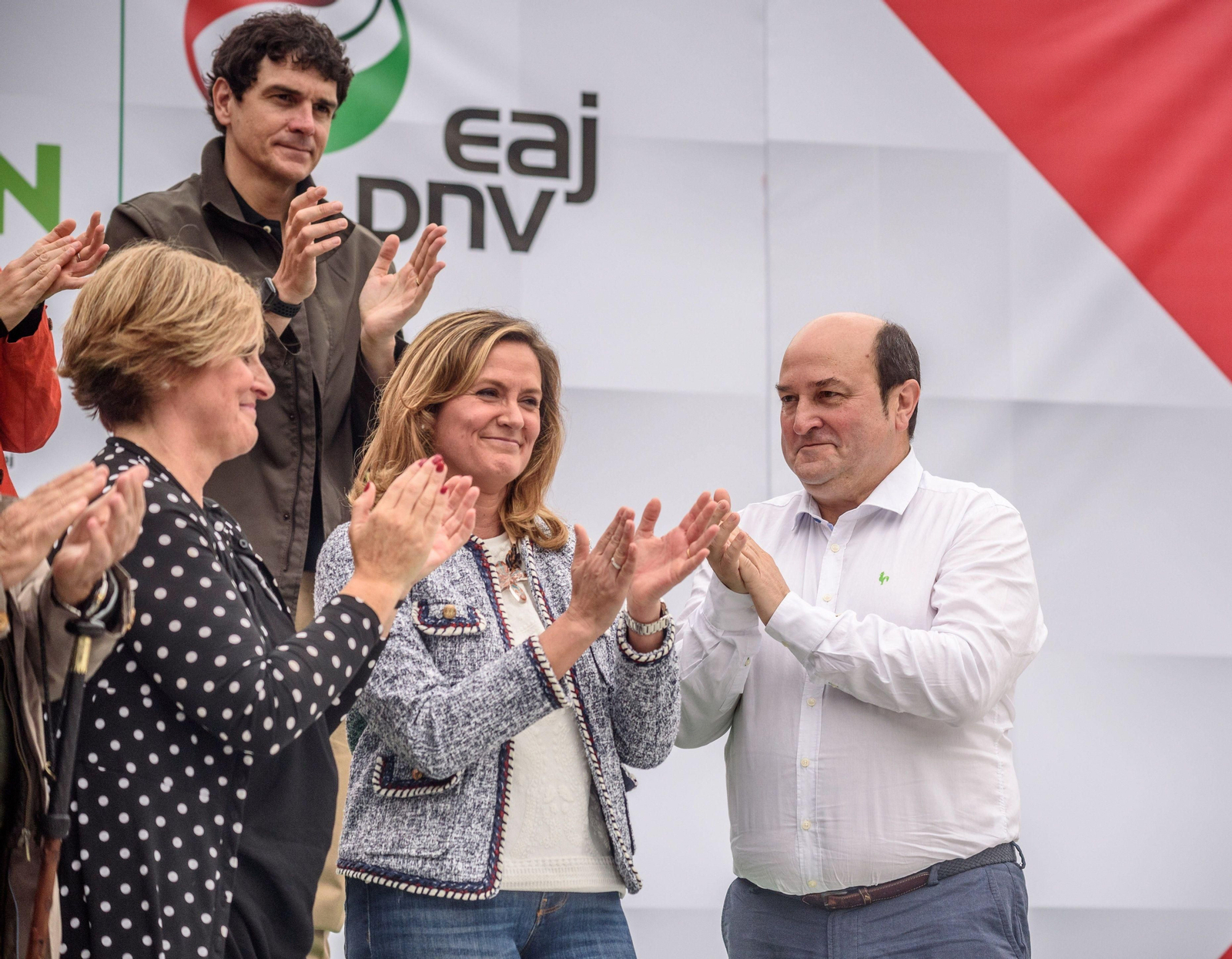 El presidente del PNV, Andoni Ortuzar (derecha), aplaude durante un mitin en Baracaldo.