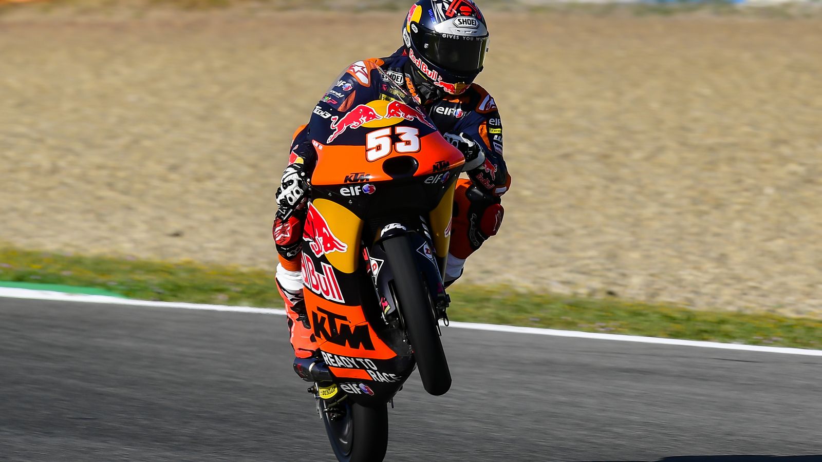 Öncü hace un caballito.