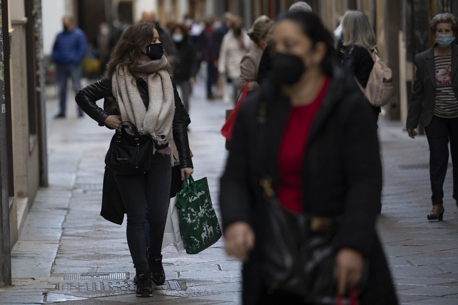 Mujeres de compras por el centro de Granada esta mañana.