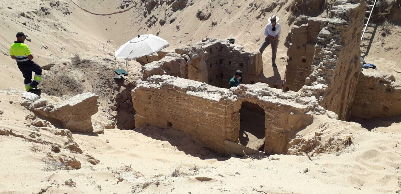 Excavación de las termas romanas en los Caños de Meca