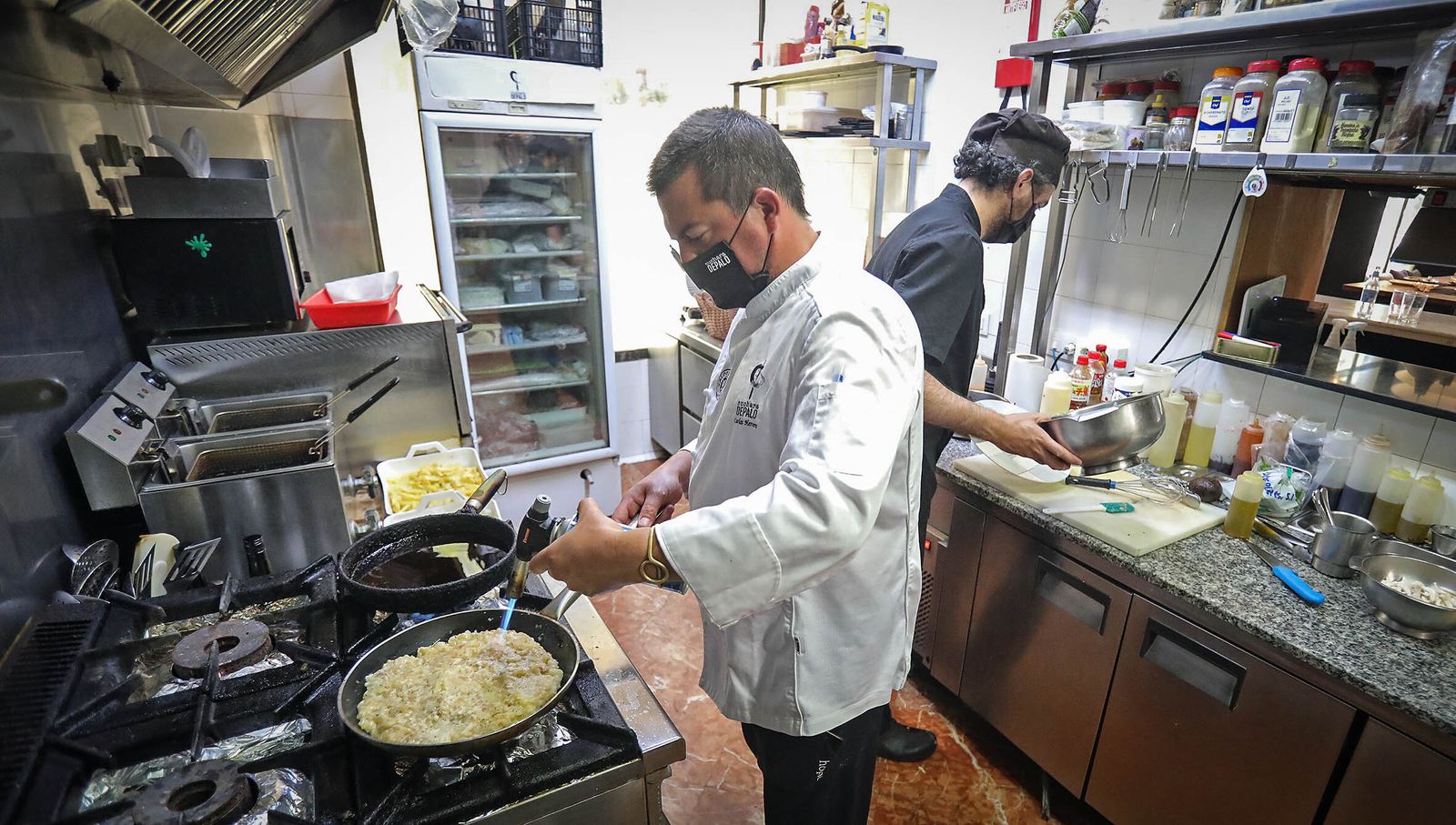Imágenes de restaurantes y bares que comienzan la reapertura