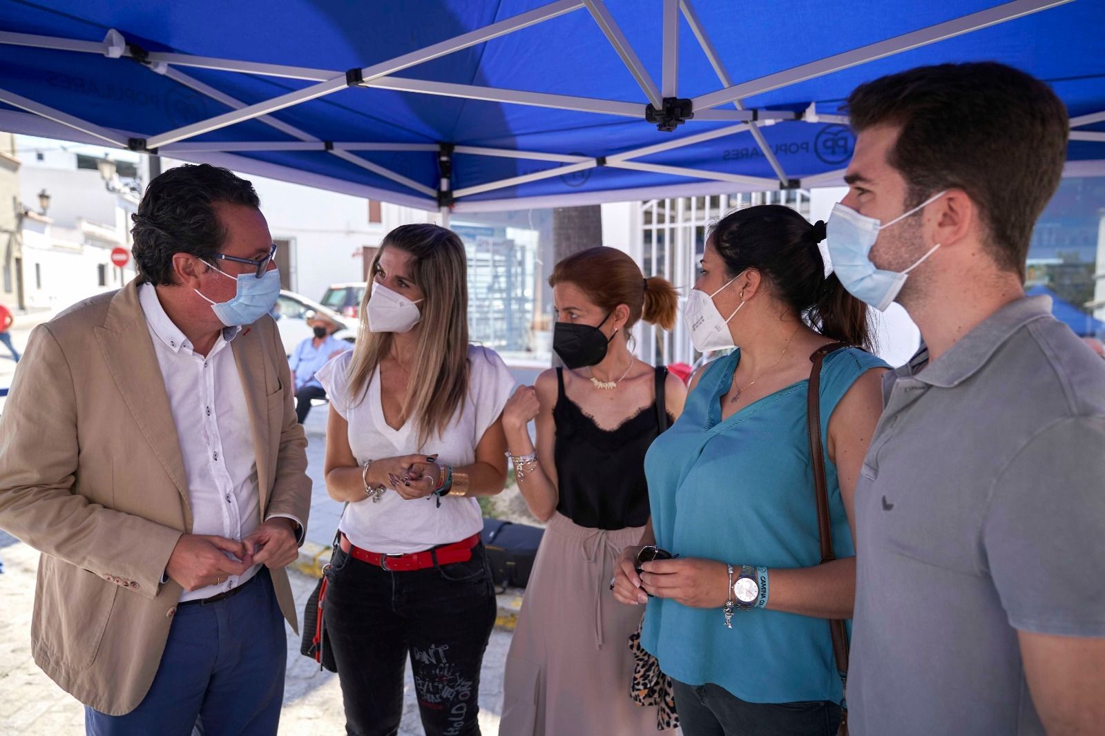 Las tres concejalas de Almonte junto al presidente del PP de Huelva, Manuel Andrés González.