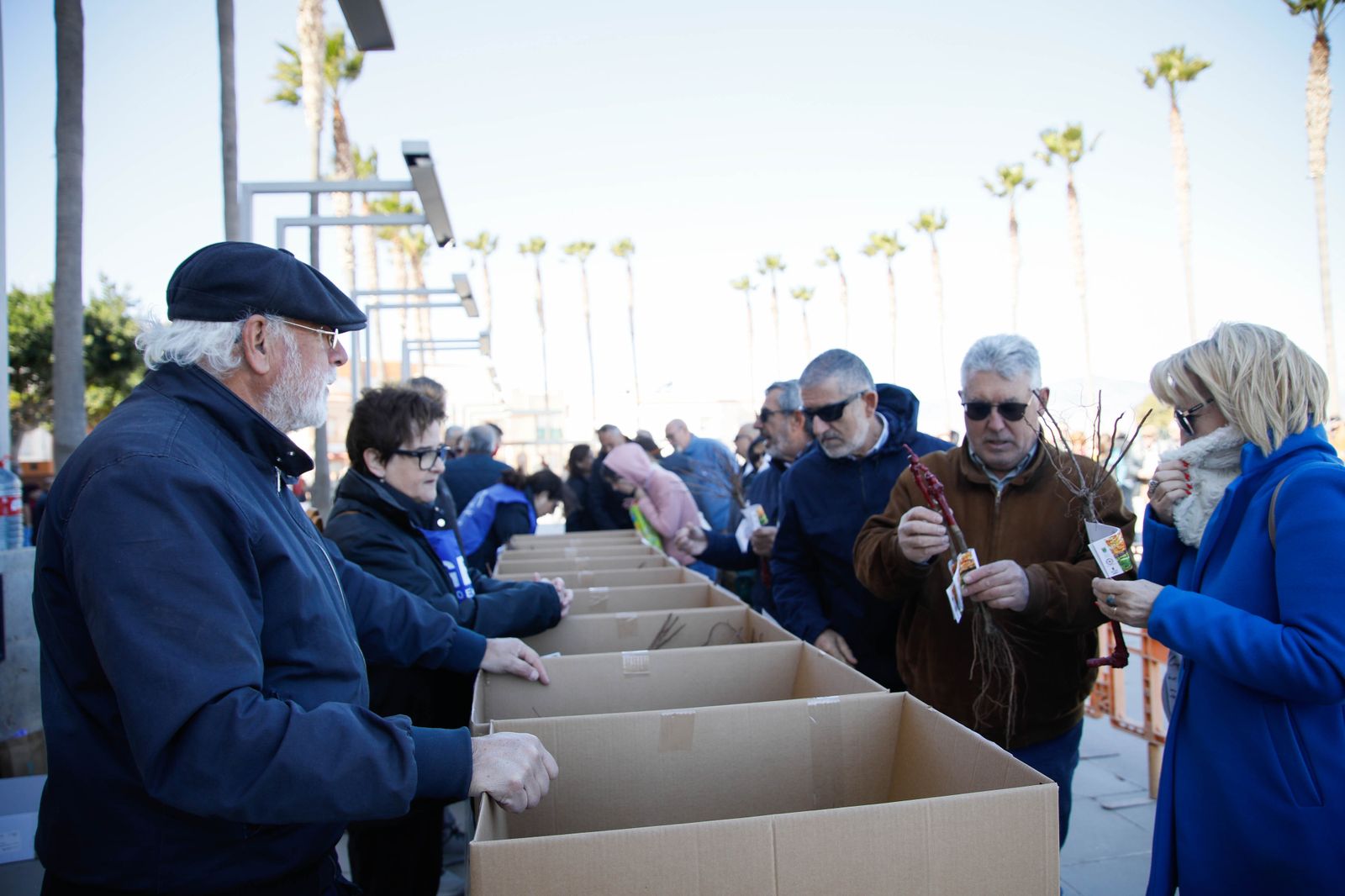 Imágenes del reparto de Parras en Alhama de Almería