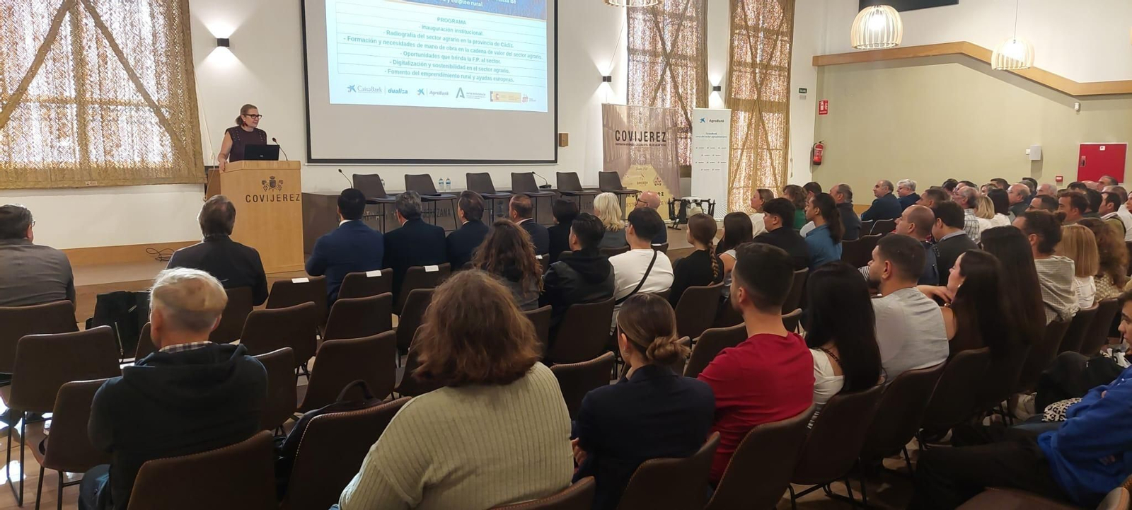 Un momento de la inauguraión de la jornada organizada por CaixaBank Dualiza en Jerez de la Frontera (Cádiz).
