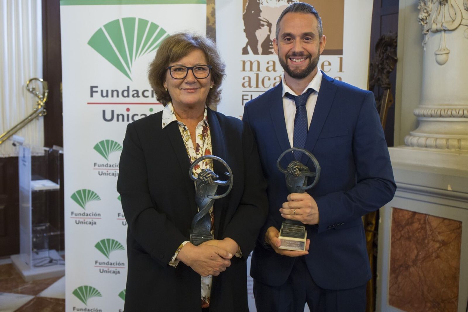 Olga Viza y Jesús Ortiz con sus galardones.