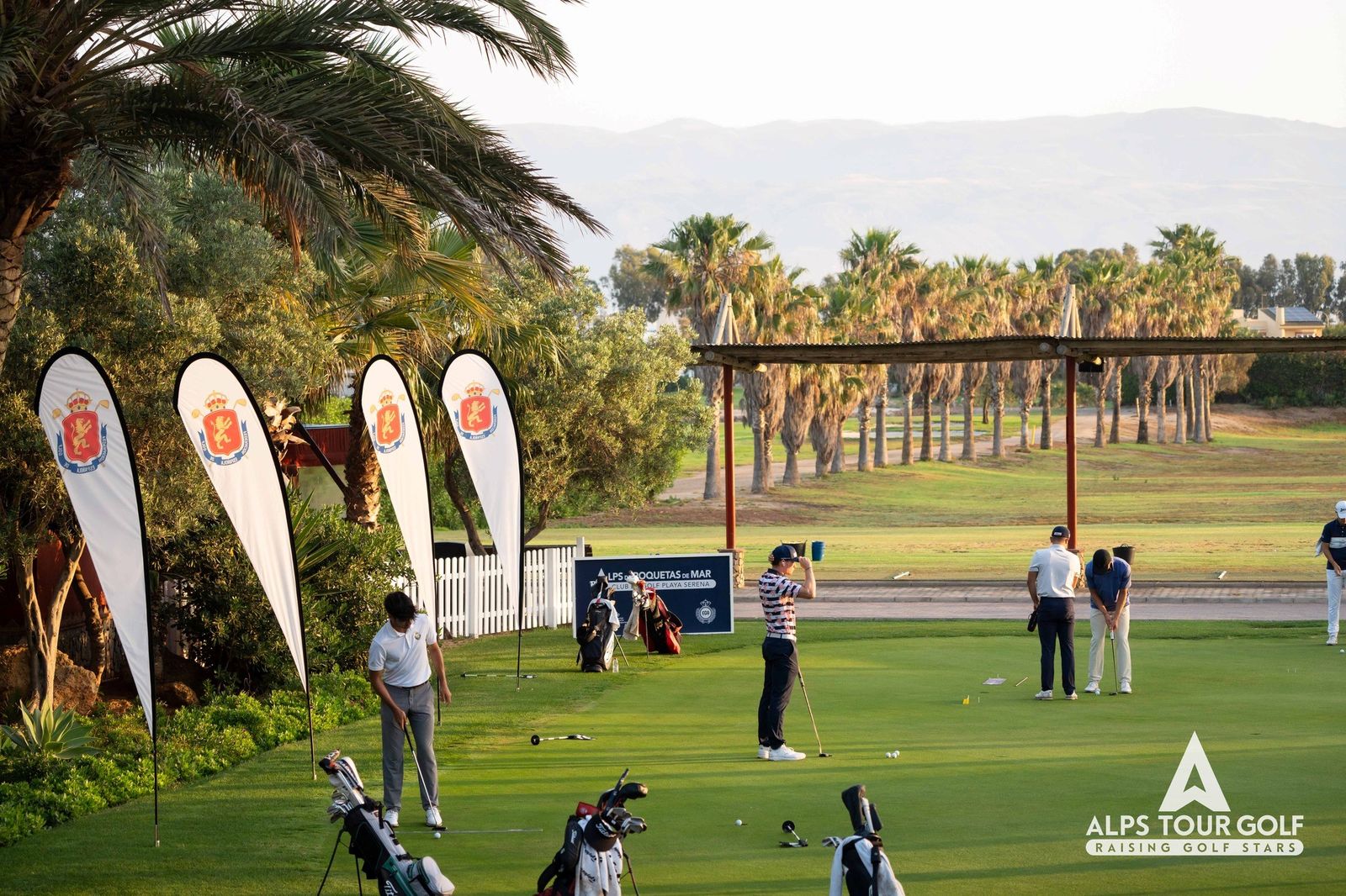 Varios golfistas durante su participación en la edición del pasado año en Roquetas de Mar.