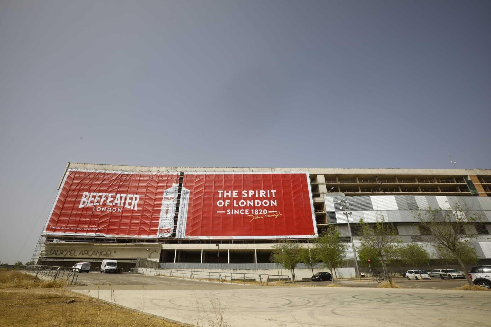 La lona de la discordia, situada en la fachada de la grada de Preferencia de El Arcángel.
