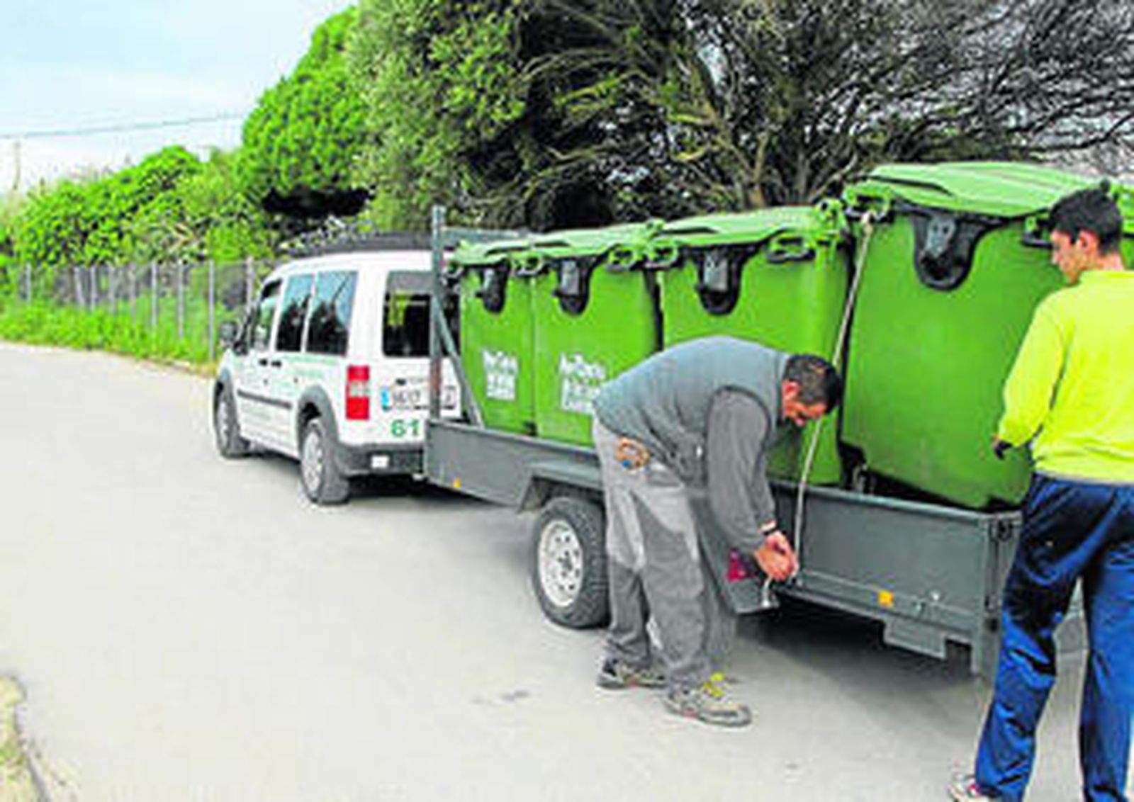 Unos operarios colocan los diferentes contenedores en la pedanía.