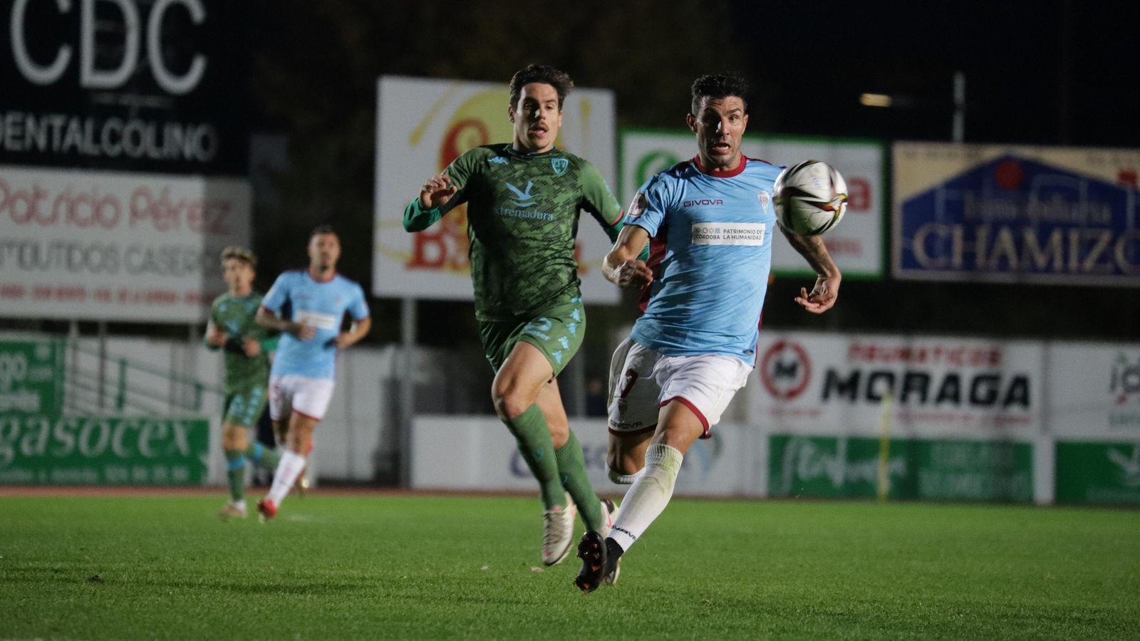 Willy Ledesma persigue el balón en el tramo final del partido ante el Villanovense.