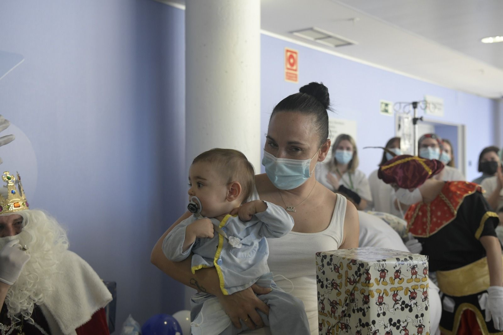 Así ha sido la visita de los Reyes Magos a los niños hospitalizados en el Hospital San Cecilio de Granada