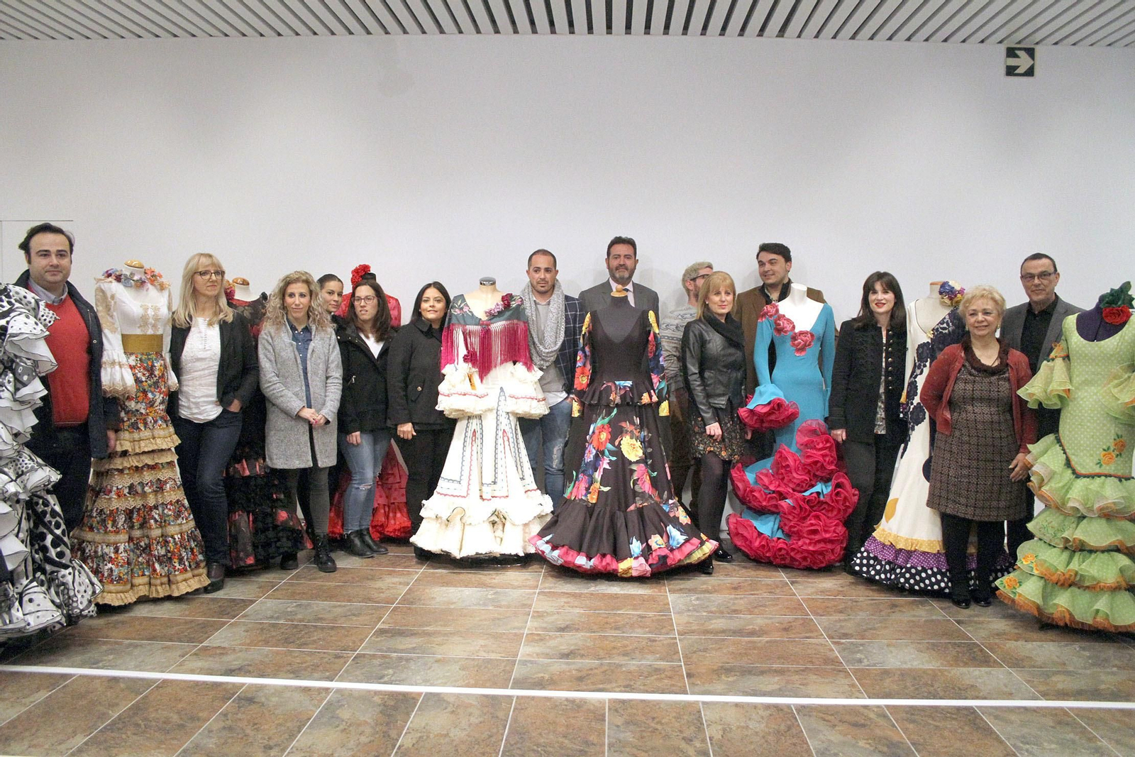 Foto de familia con Ignacio Caraballo, Manuel Jesús Rojas y varios de los diseñadores onubenses.