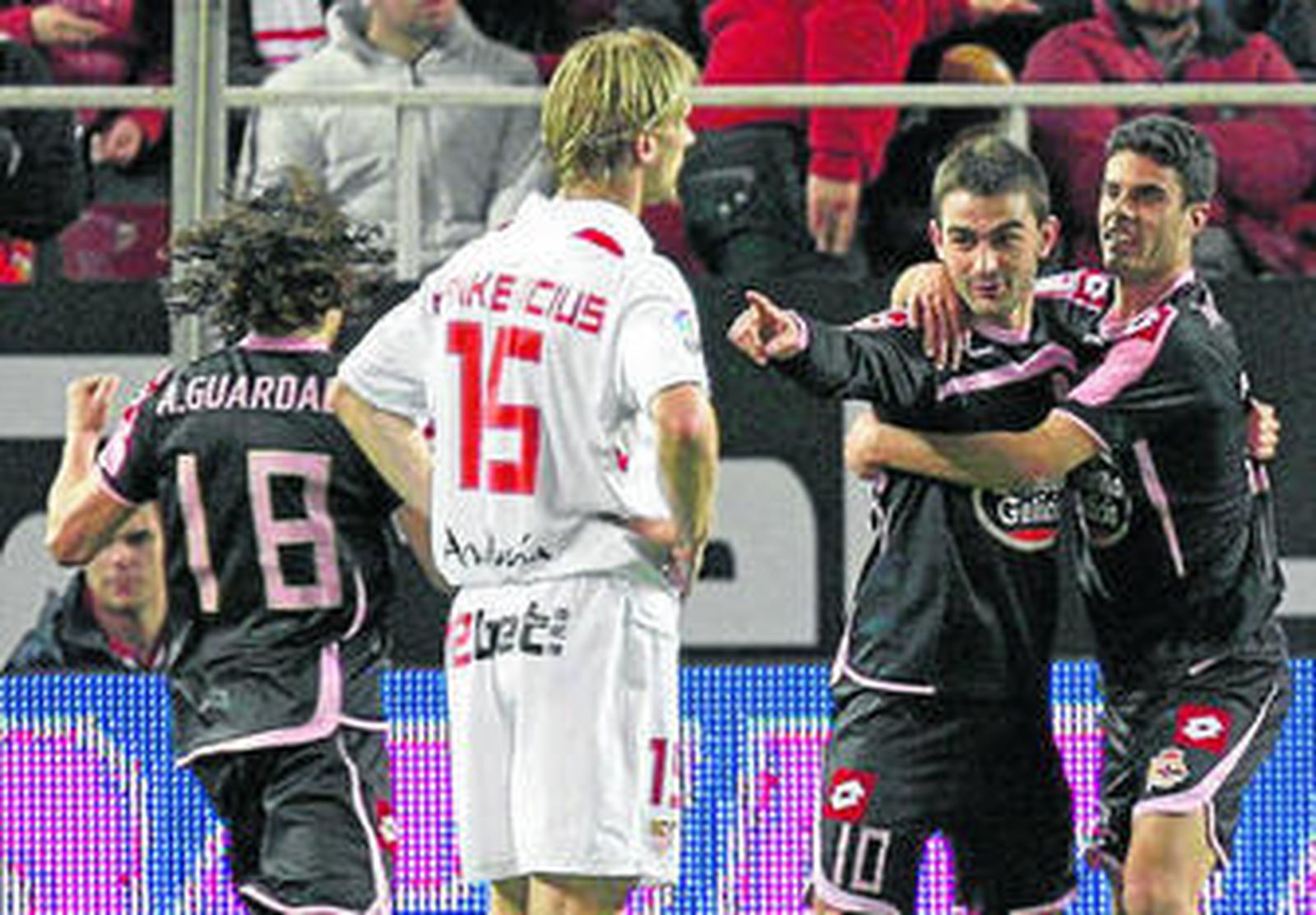 Adrián celebra con Juan Domínguez y Guardado el gol del empate.