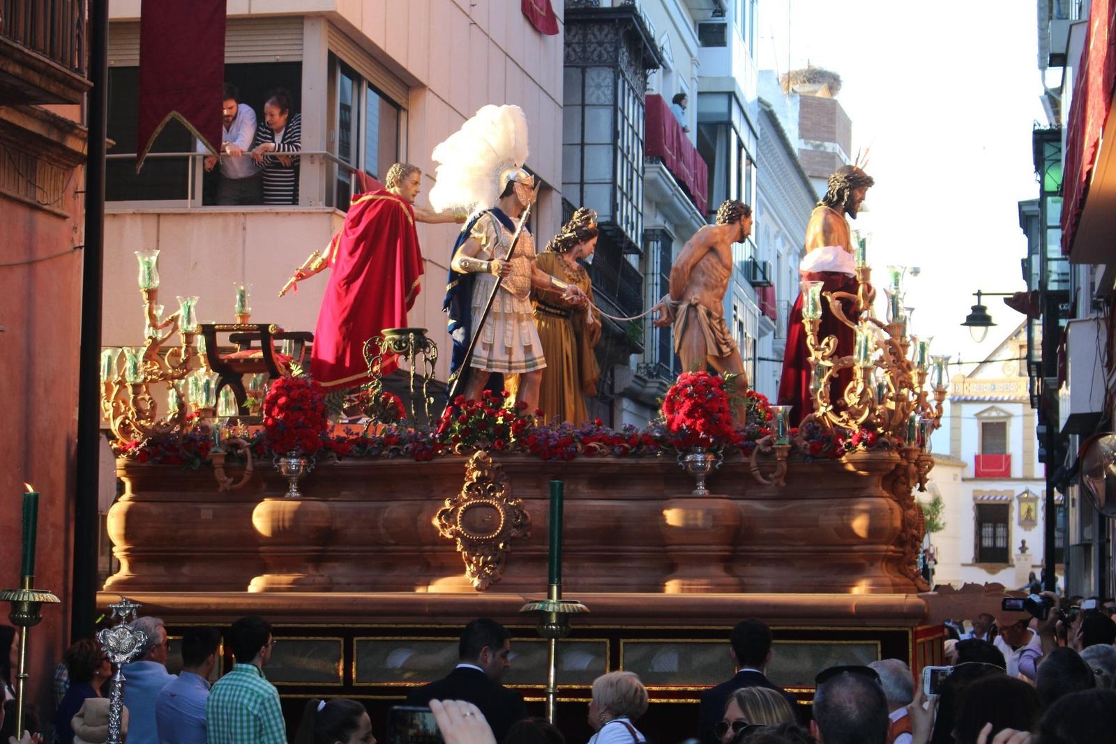 El Señor de los Afligidos en el paso de misterio sobre el que procesiona los Martes Santo.
