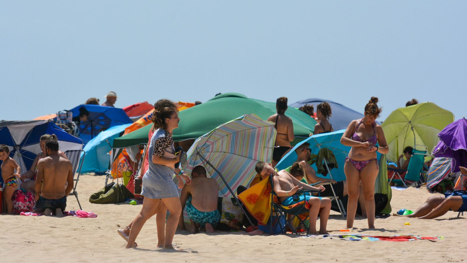 Día de sol y viento en la playa de Bolonia