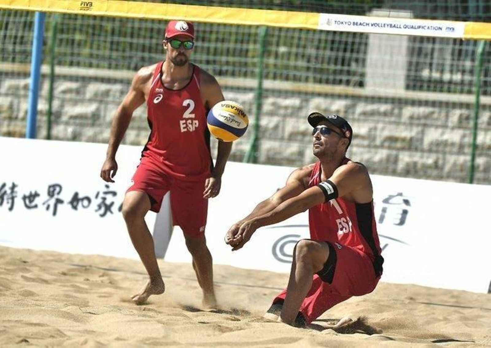 Gavira observa a su compañero Herrera en una recepción.