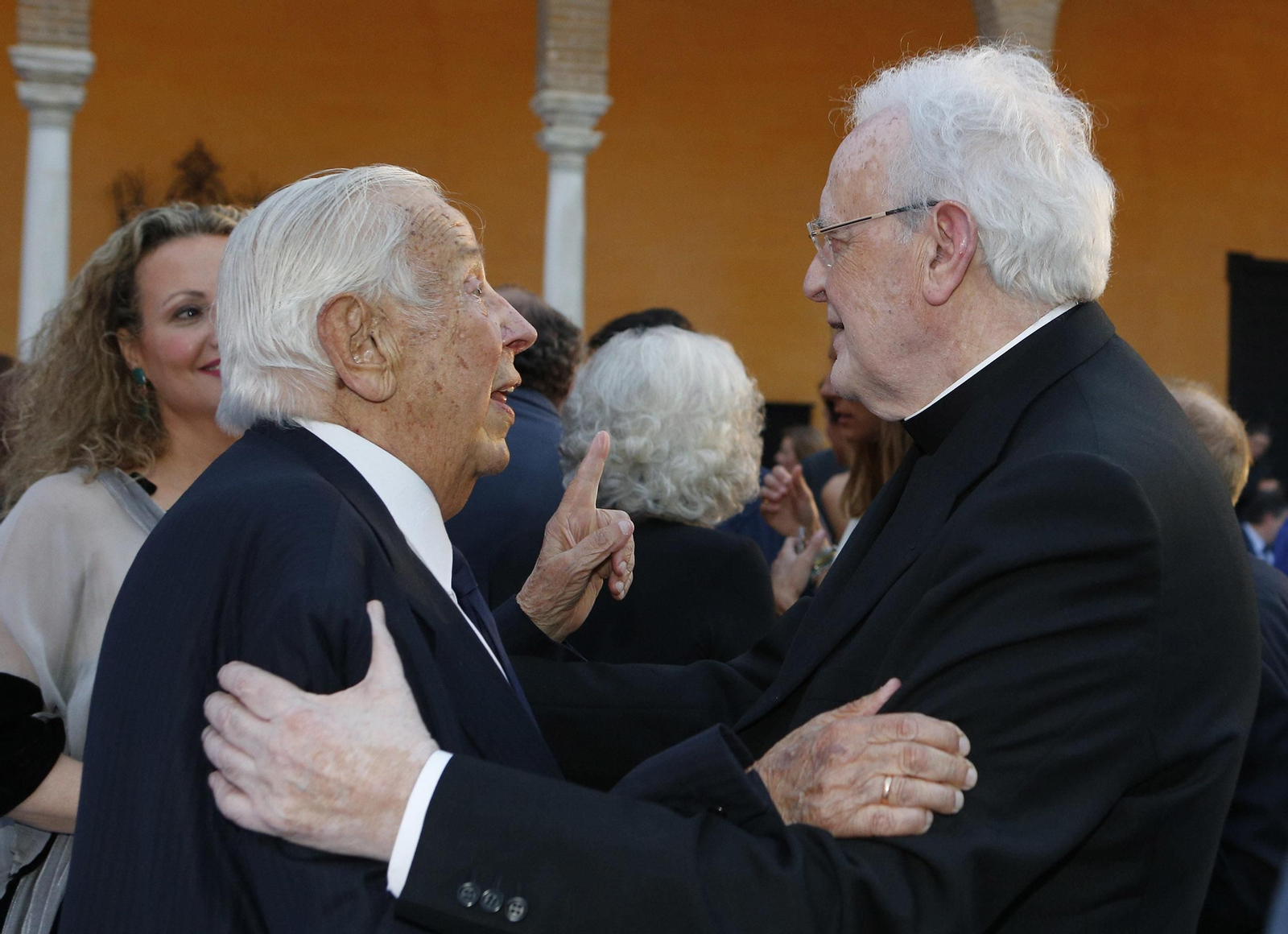 Manuel Olivencia junto al Cardenal Amigo Vallejo.
