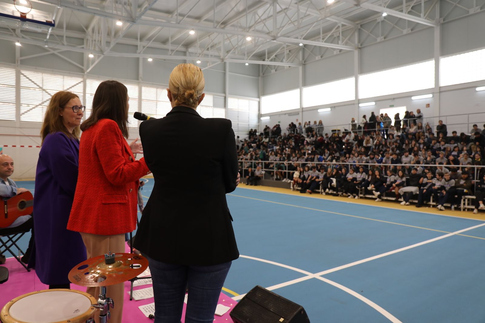 Cavada se dirige al alumnado de los institutos de San Fernando en el encuentro 'En-caja la igualdad'.