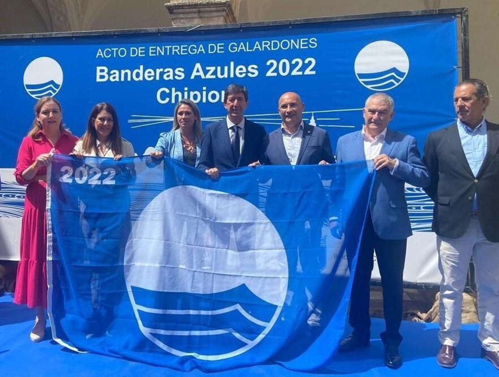 Un momento de la recogida de la bandera azul de Getares.