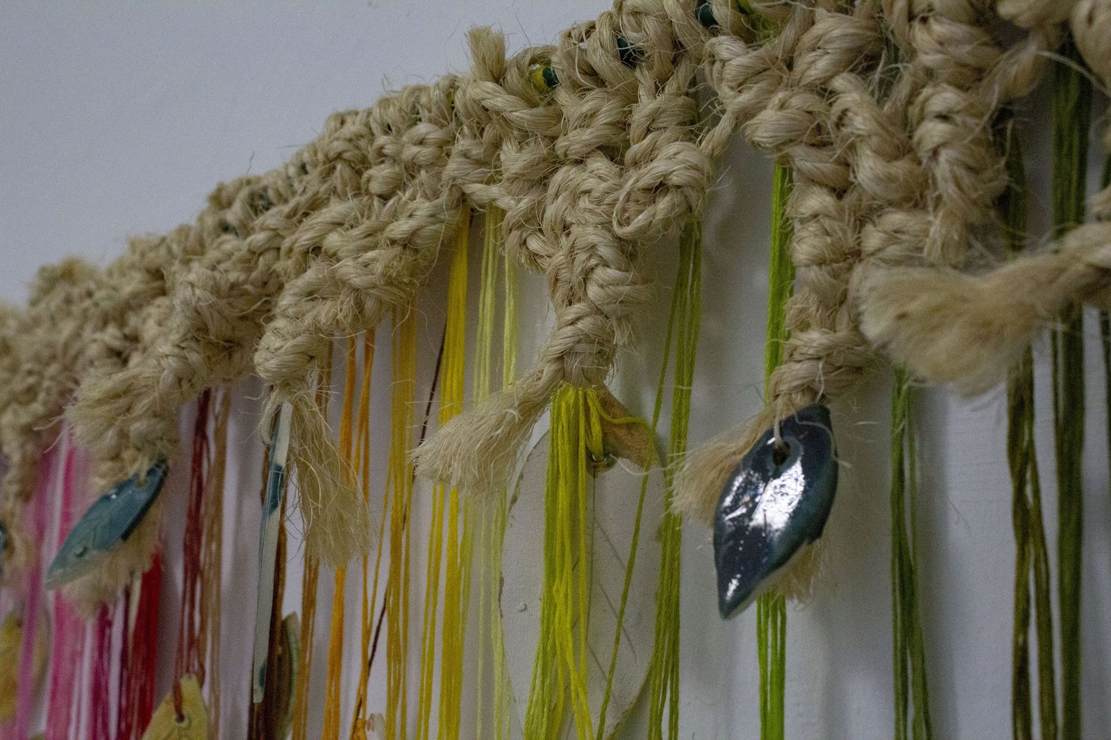 Fotos de la exposición "A través de las manos" del taller de cerámica del Centro La Marchenilla