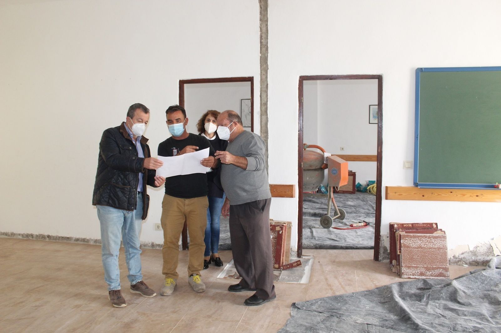 Alcalde y concejala visitan las obras de Pozo de la Higuera