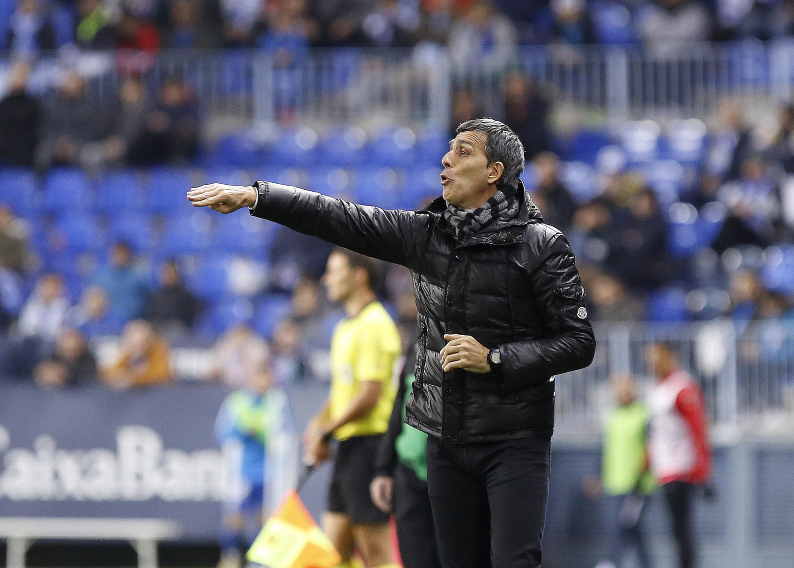 Juan Ramón Muñiz da indicaciones durante el partido en La Rosaleda.