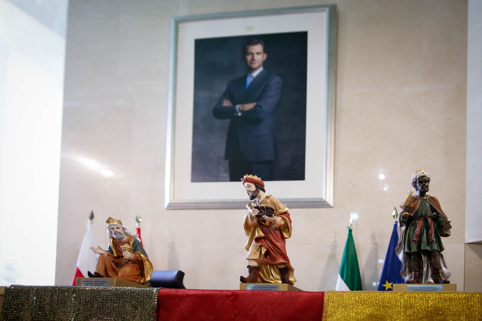 Imágenes de la entrega de las coronas a los emisarios de sus Majestades los Reyes Magos de Oriente