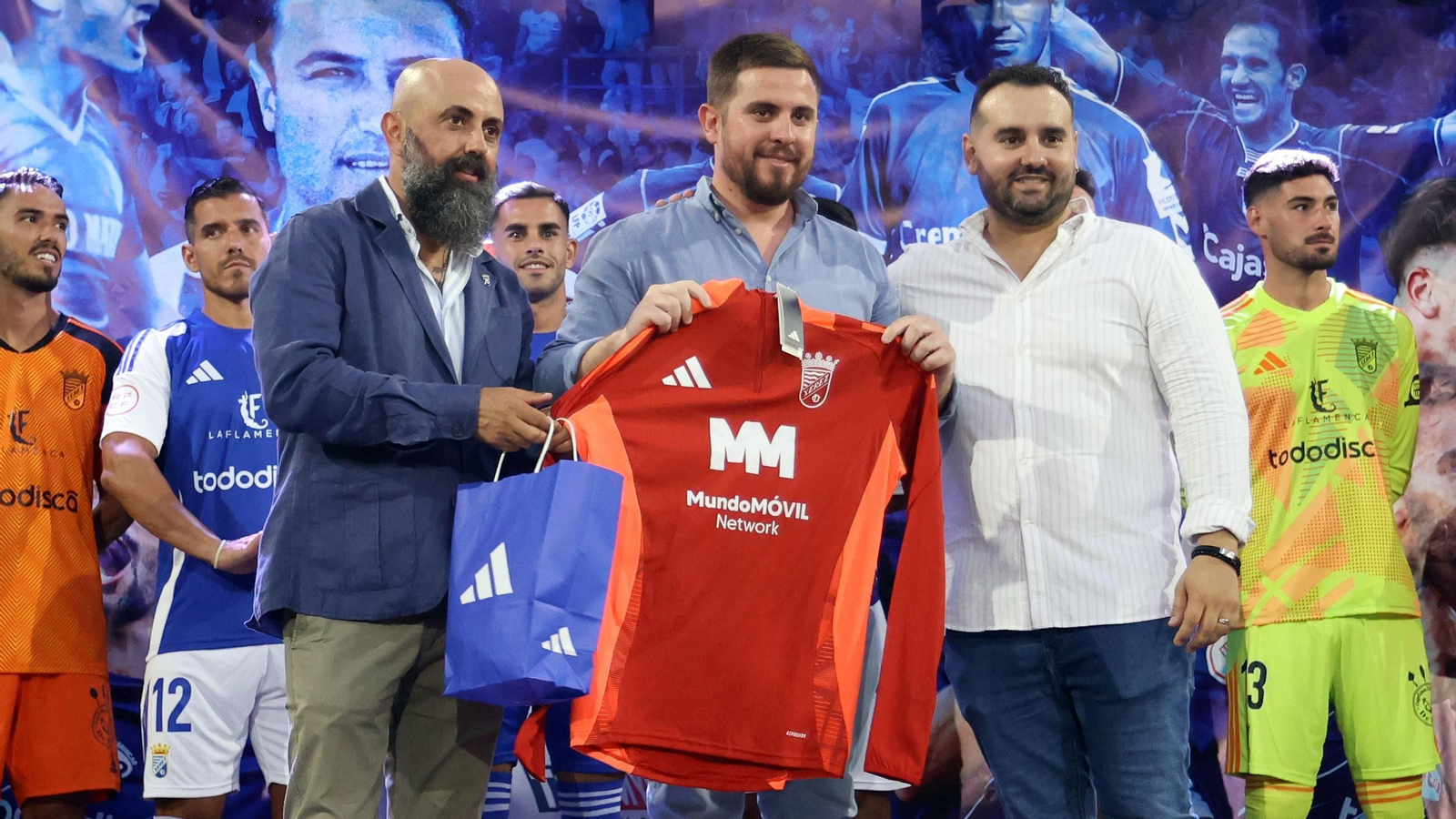 Imágenes de la presentación de las camisetas del Xerez CD
