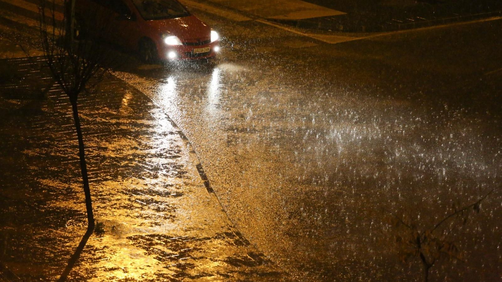 Las intensas precipitaciones provocan balsas de agua en las calles. Las intensas precipitaciones provocan balsas de agua en las calles.