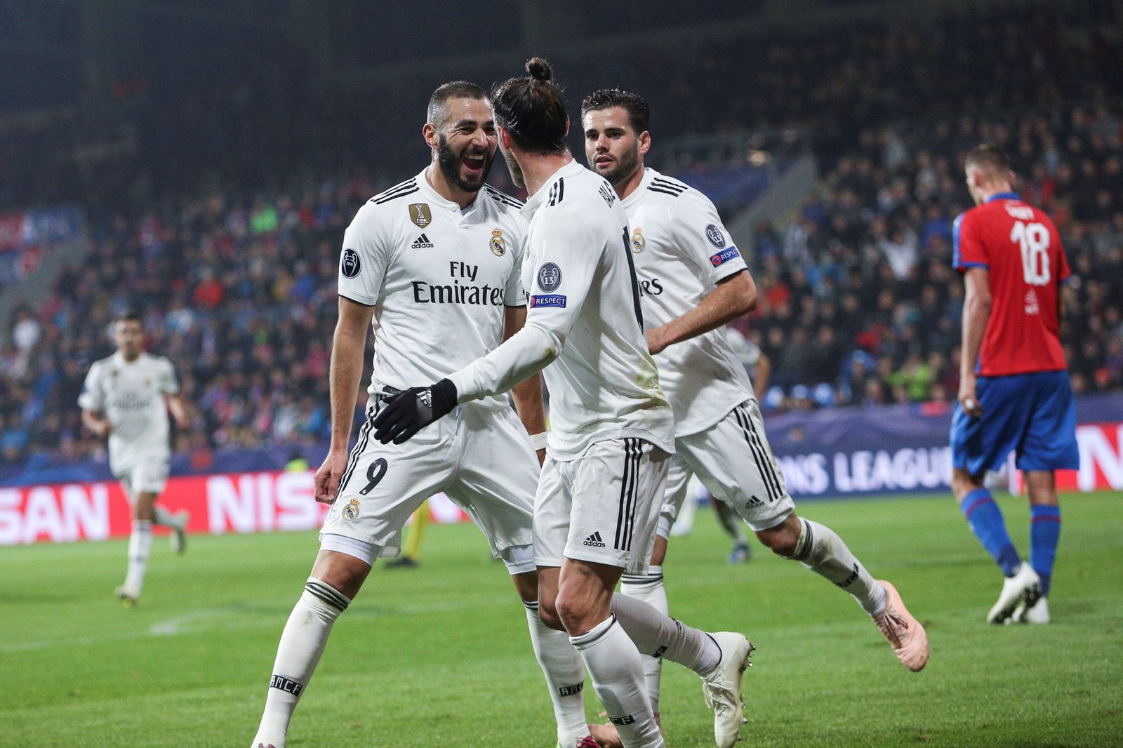 Benzema celebra un gol con Bale.
