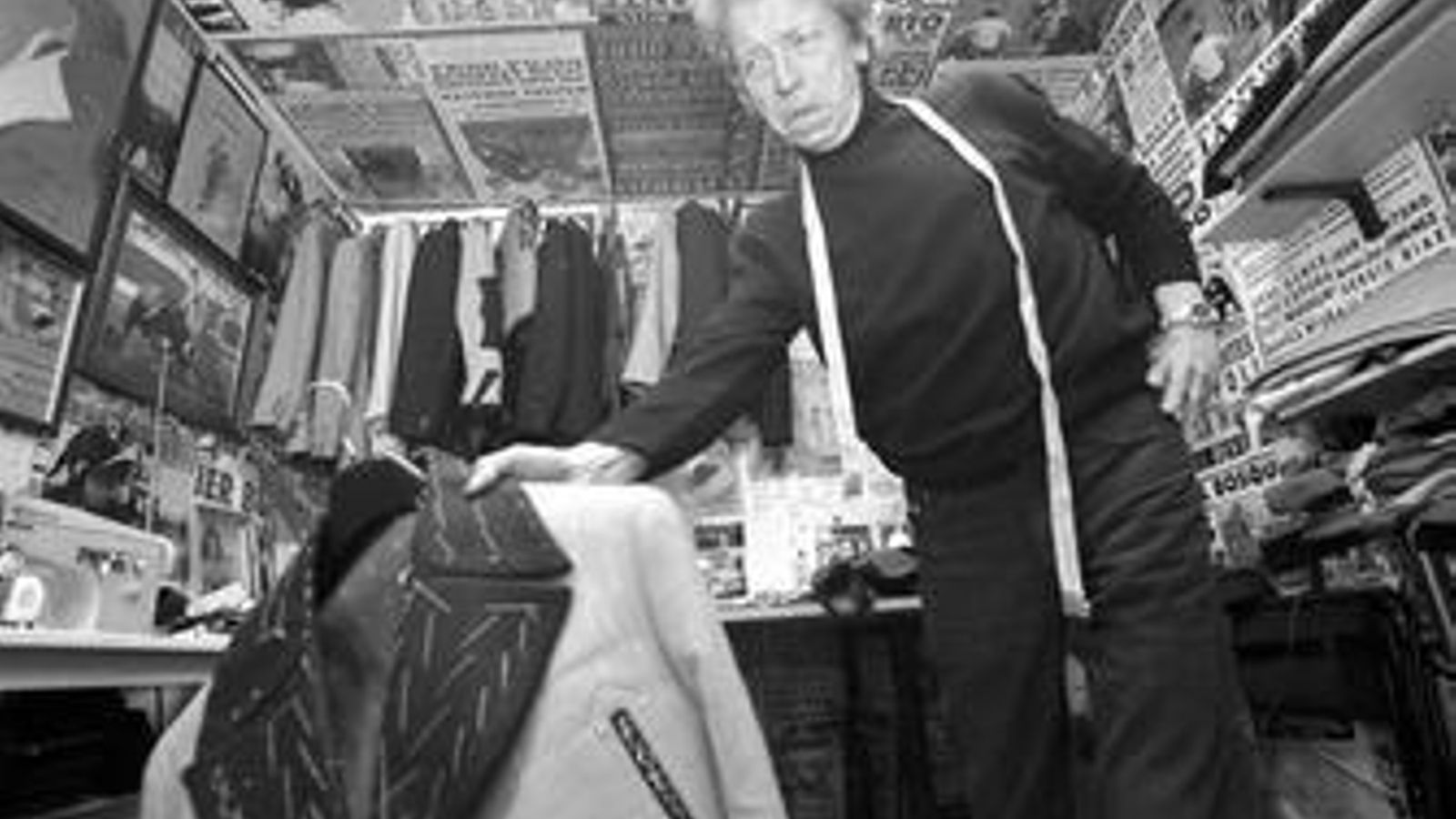 Pepe Berenguer con una chaqueta del traje de corto, año 2000