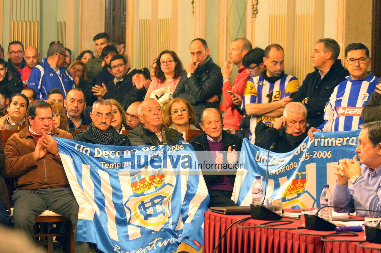 Imágenes del pleno en el ayuntamiento de Huelva para aprobar el pago de la deuda del Recre con Hacienda.
