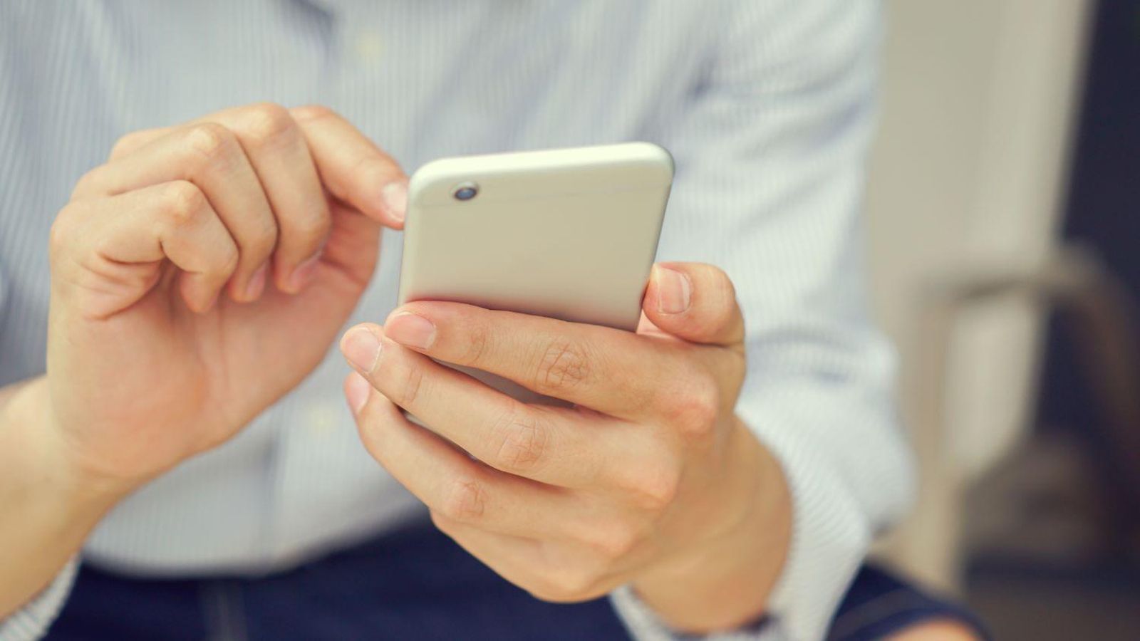 Un usuario con un smartphone.