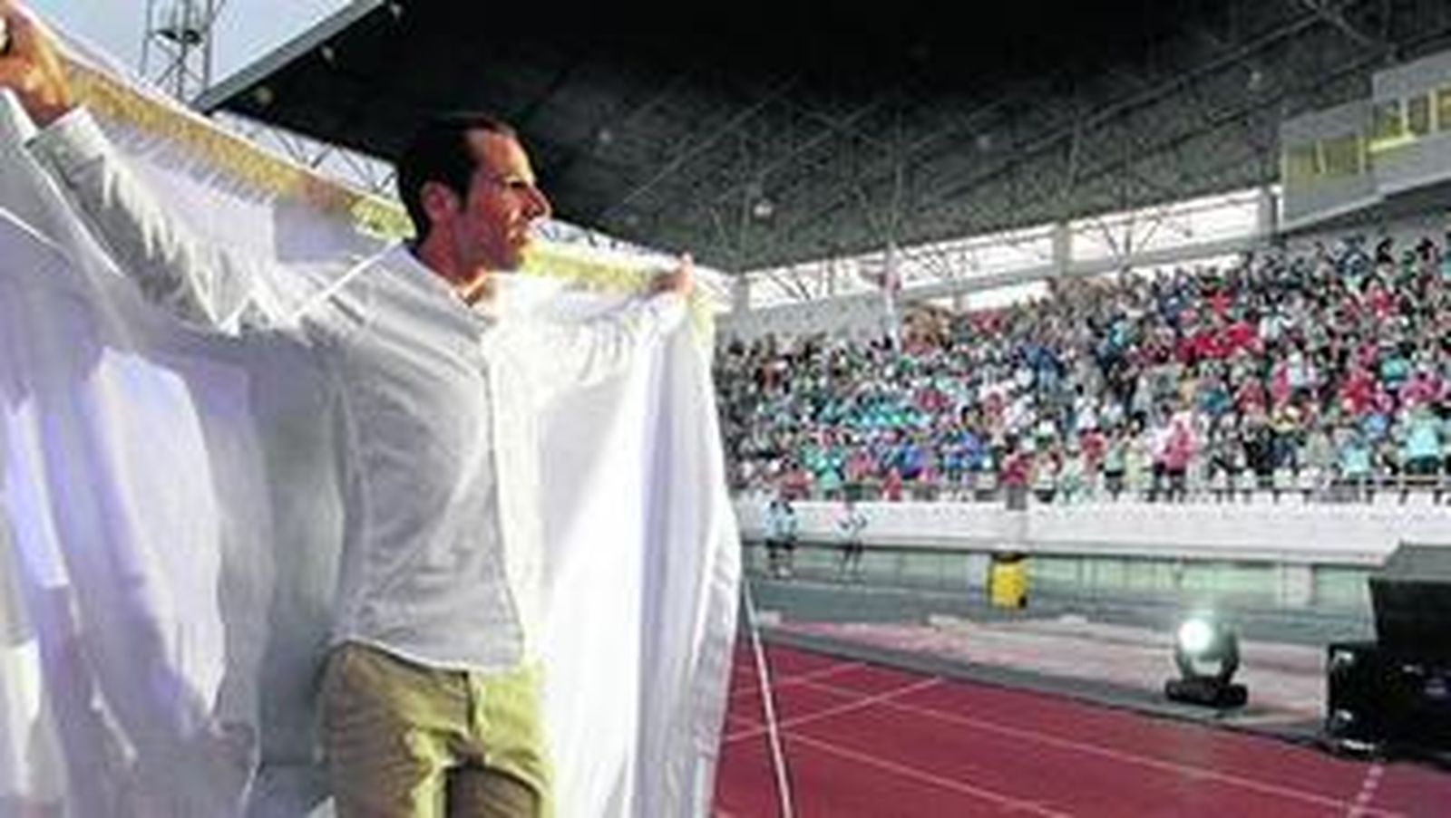 1. La Patrulla Acrobática Paracaidista del Ejército del Aire realizó una exhibición en la gala inaugural de los Juegos Europeos de Policías y Bomberos.2. La artista onubense Argentina entonó el himno de los Juegos. 3. La inauguración contó con gran asistencia en el estadio Emilio Martín. 4. Homenaje a las víctimas del terrorismo.