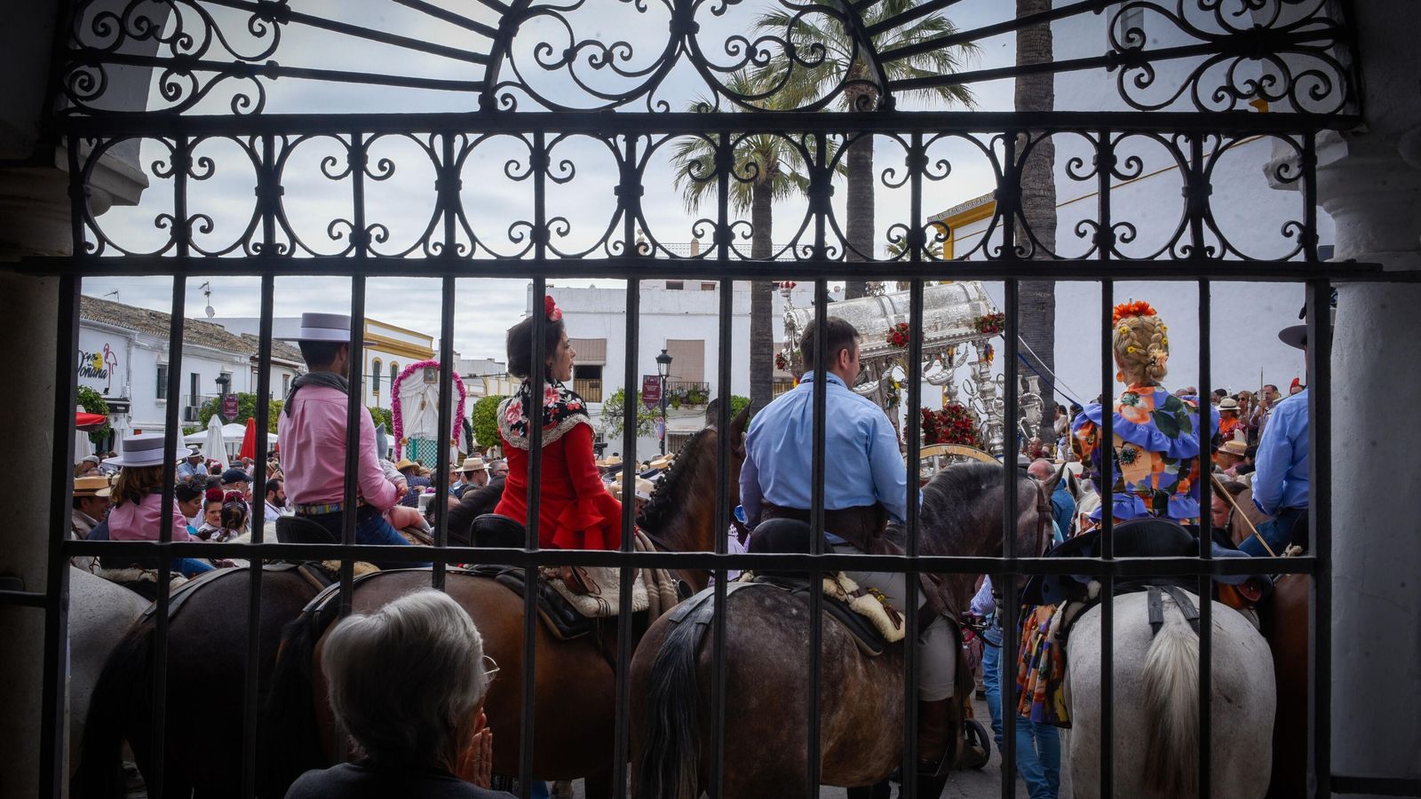 El saludo de La Algaba a Villamanrique, a través de una reja.