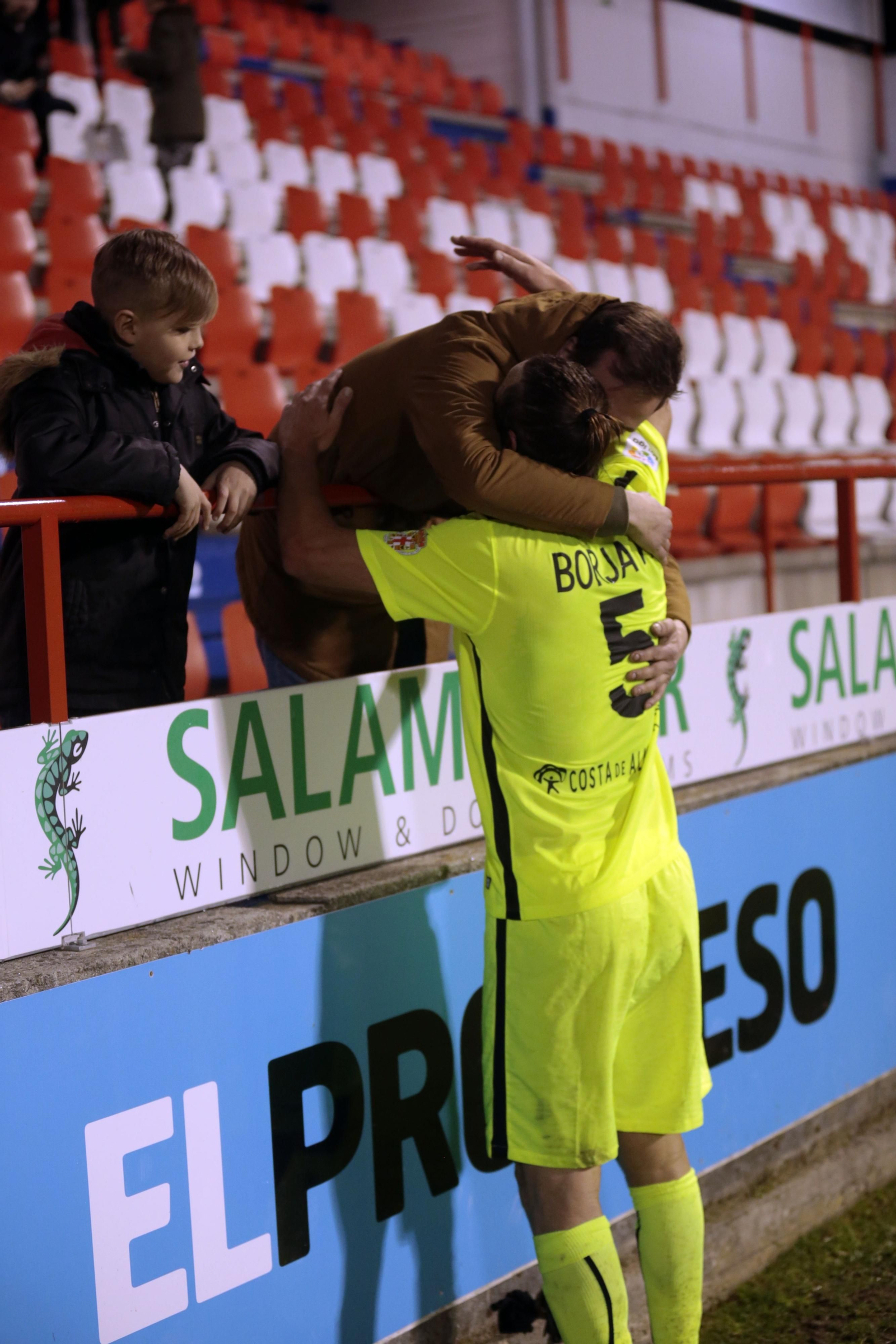 Borja Fernández se abraza a un seguidor desplazado hasta el Anxo Carro de Lugo.