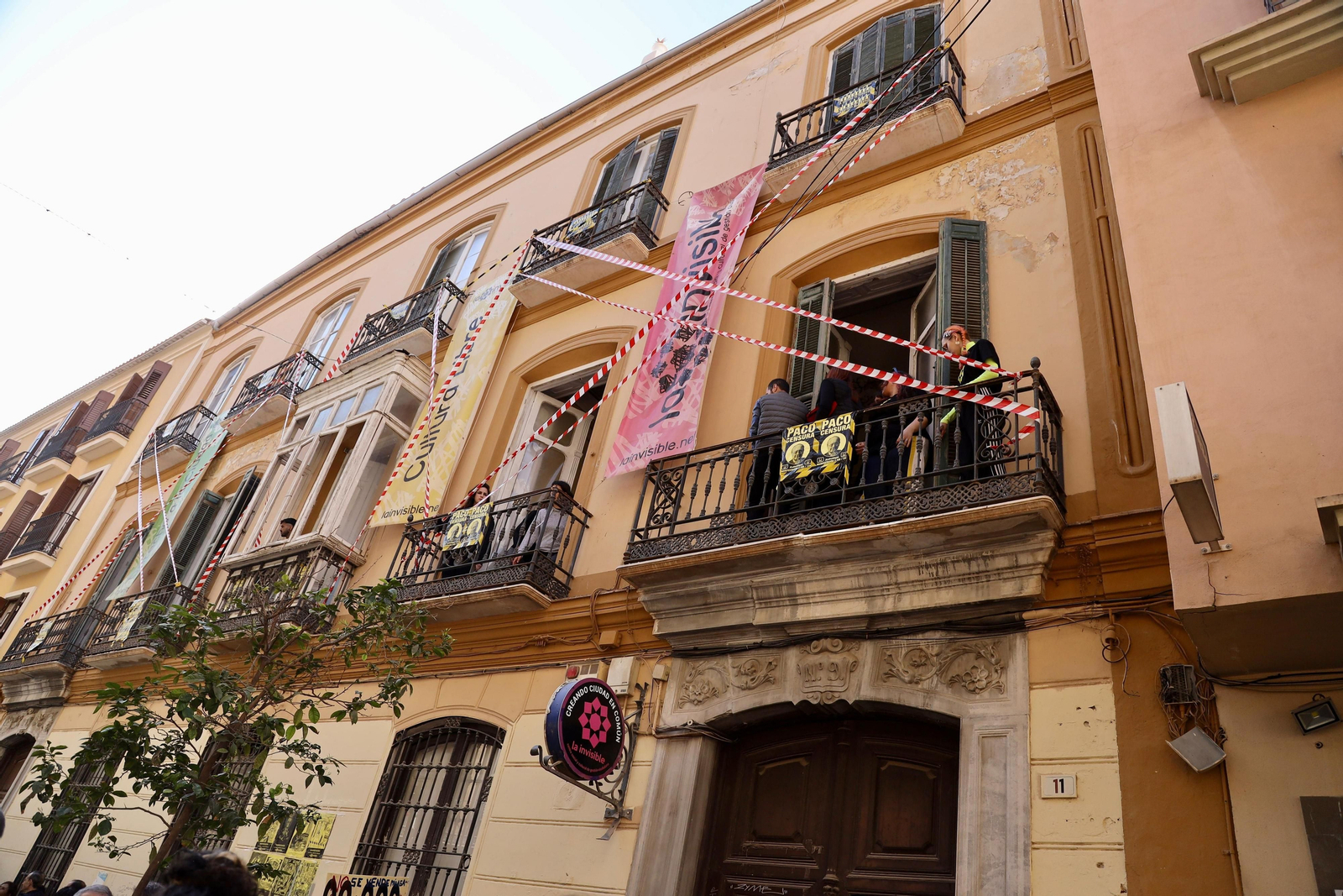 Cientos de personas salen a las calles de Málaga en apoyo a La Invisible, en fotos