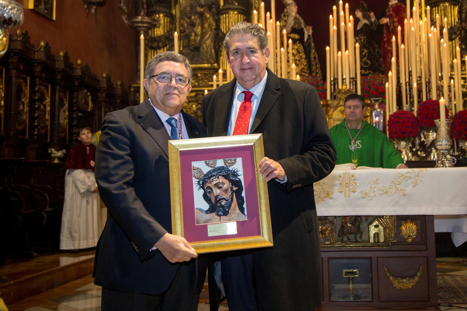 Antonio Escudero, hermano mayor; y José Joaquín Gallardo, decano de los abogados, posan con el cuadro.