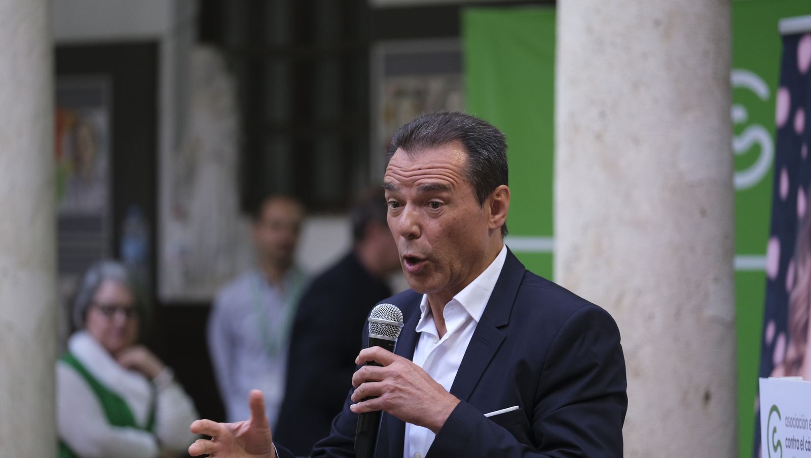 Imágenes del desfile benéfico contra el cáncer, en la Escuela de Artes de Almería