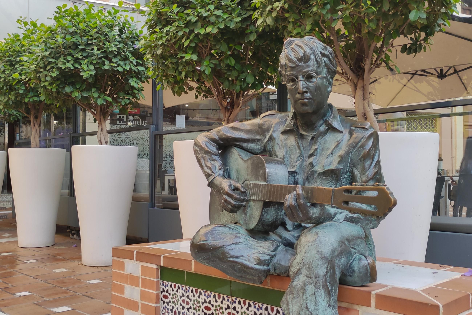 Estatua de John Lennon en la plaza Flores de la capital.