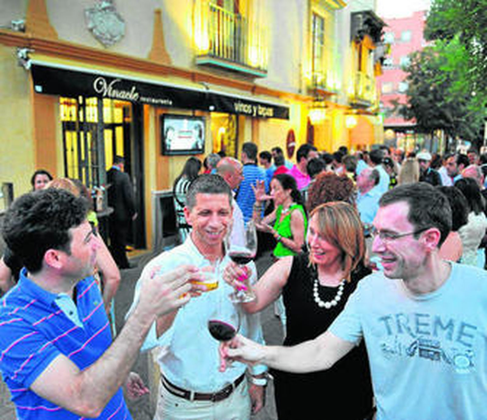 La clientela charla animadamente en el velador del nuevo Vinacle de la Alameda.