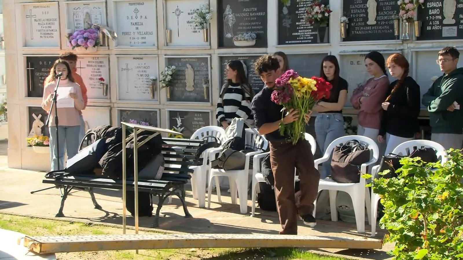 Realizaron una ofrenda floral en el monilito donde descansan los cuerpos localizados en una fosa común