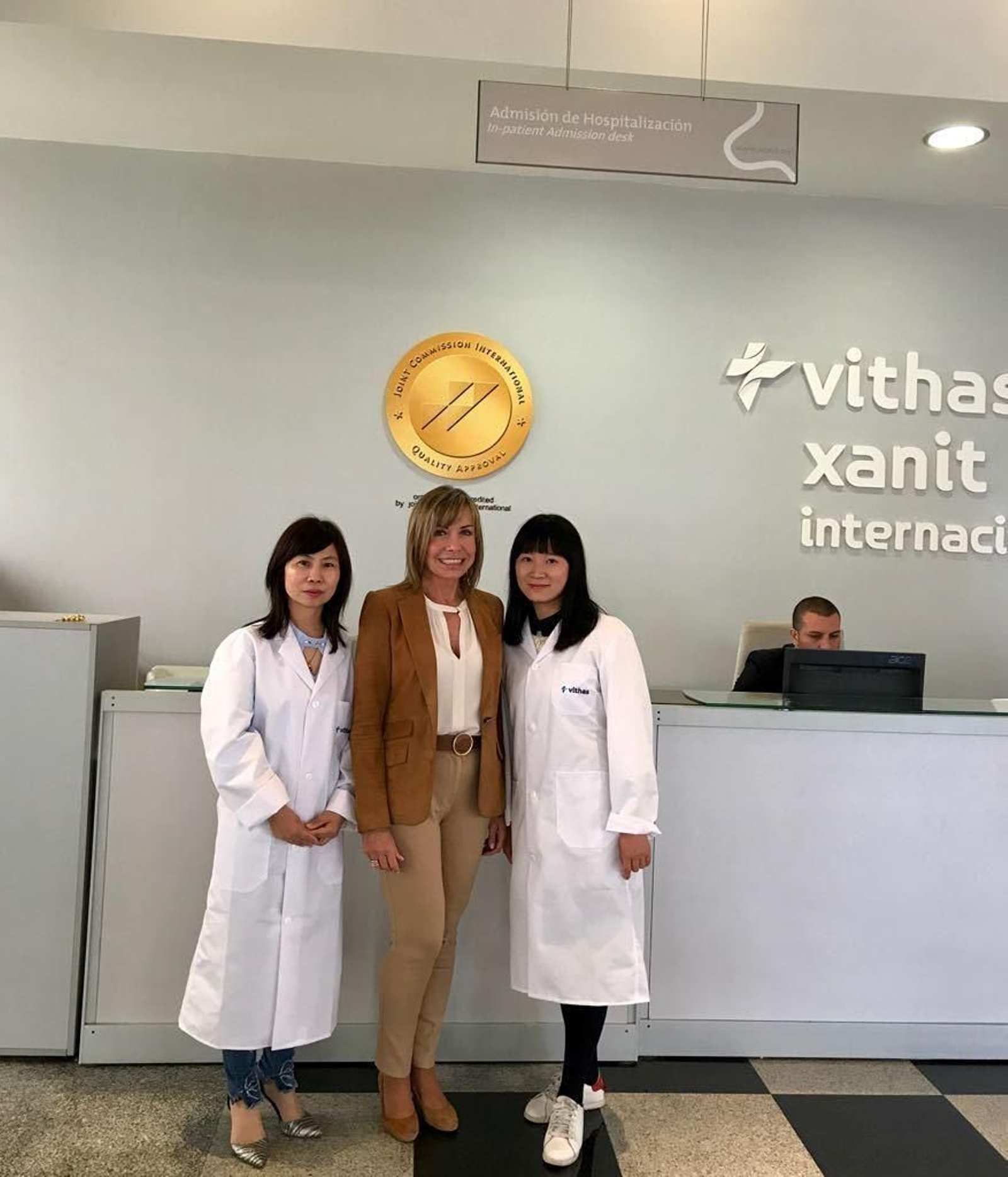 La gerente del hospital con las especialistas chinas.