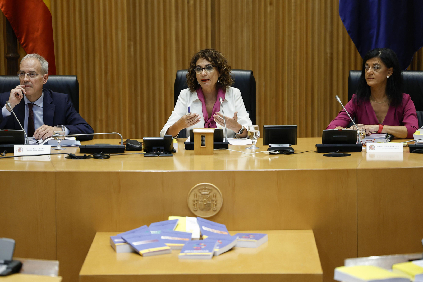 La ministra de Hacienda, María Jesús Montero, en la rueda de prensa para presentar el proyecto de los Presupuestos Generales para 2023. Junto a ella  junto el secretario de Estado de Hacienda, Jesús Gascón Catalán y la secretaria de Estado de Presupuestos y Gastos, María José Gualda Romero.