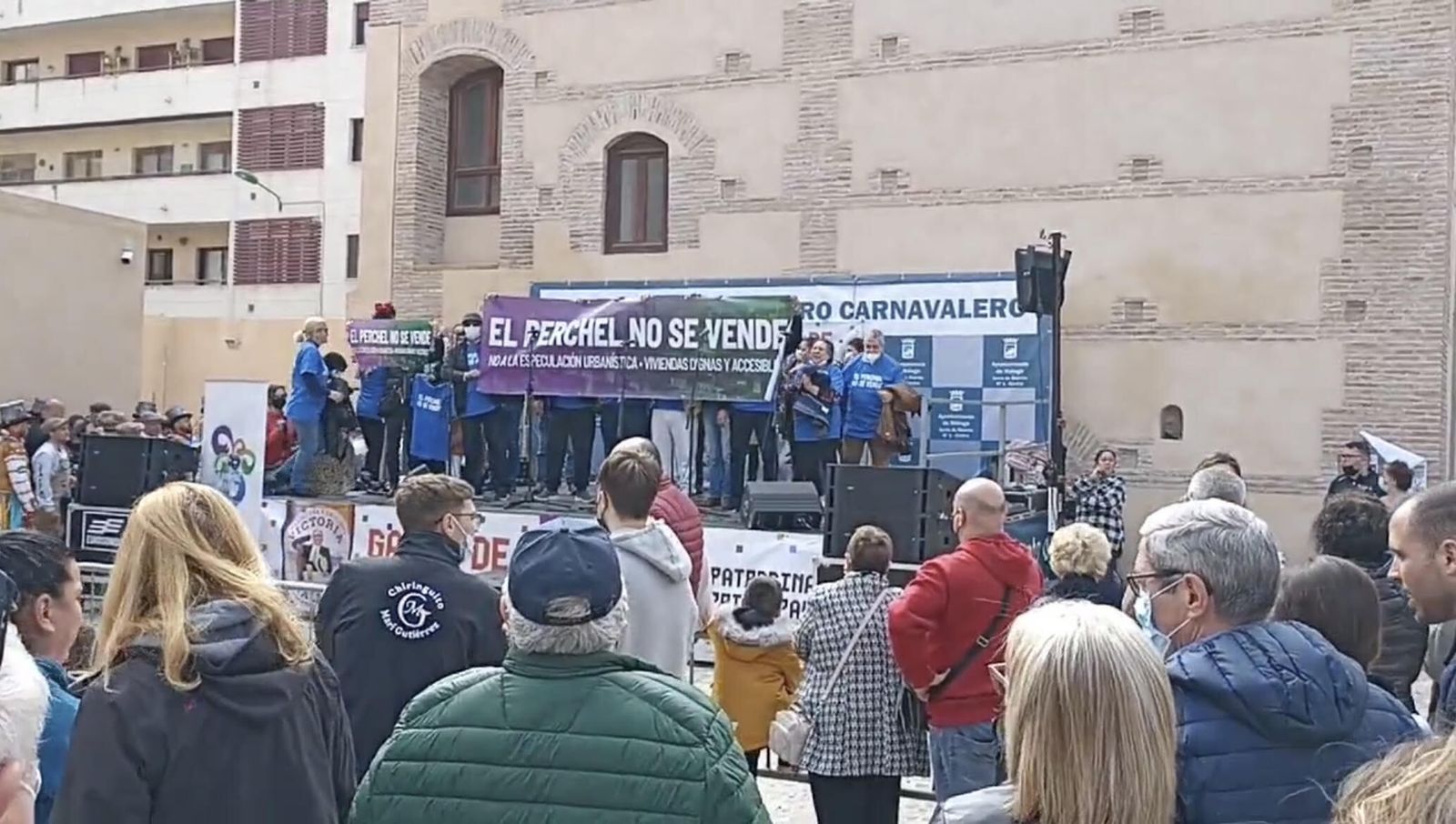 Los manifestantes sobre el escenario.