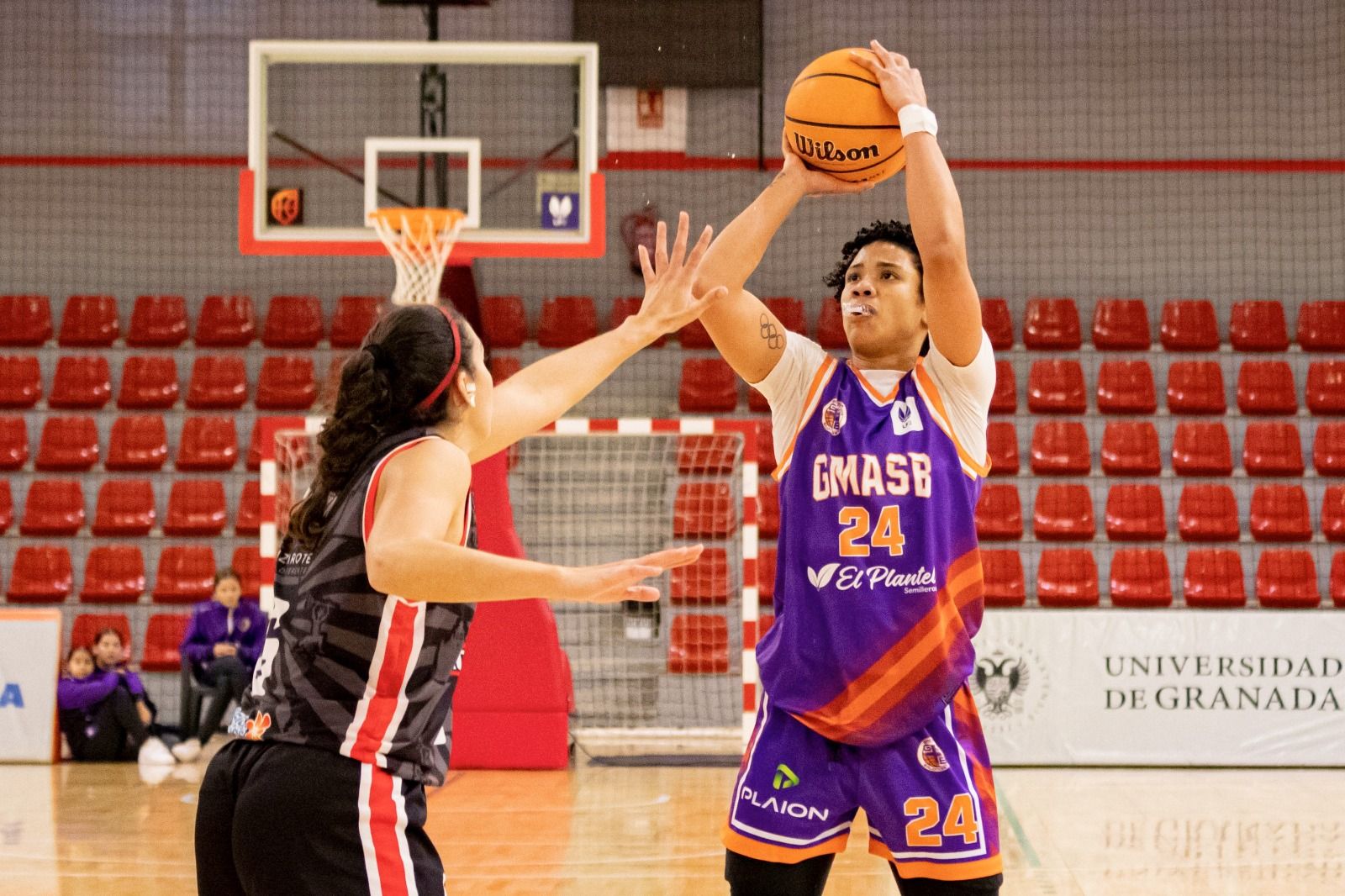 Jugadora de GmasB armando un lanzamiento a canasta.
