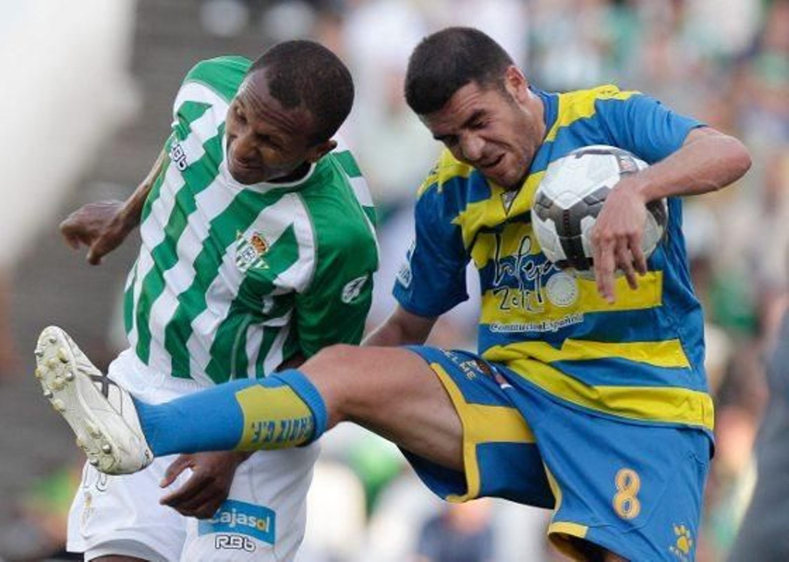 El Cádiz se complica sus opciones de salvar la categoría tras caer goleado en el Ruiz de Lopera por cuatro tantos a cero.

Foto: Antonio Pizarro